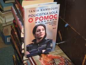 Policistka volá o pomoc