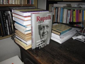 Příliš brzy unavená demokracie - rozhovor s Karlem Hvížďalou