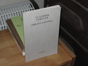Obrana básníka (eseje)