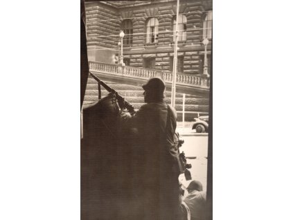 41. NA BARIKÁDĚ 1945