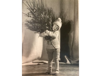 49. František Drtikol - malá Ervínka na Vánoce - dcera Drtikola