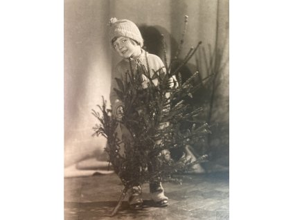 51. František Drtikol - malá Ervínka na Vánoce - dcera Drtikola