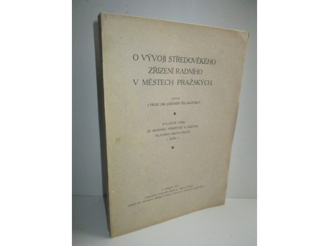 O vývoji středověkého zřízení radního v městech pražských