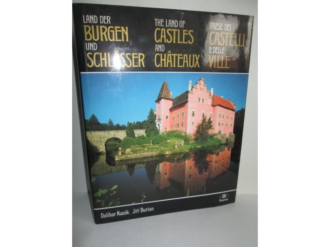 Land der Burgen und Schlösser : The land of castles and châteaux = Paese dei castelli e delle ville : Historische Feudalresidenzen in Böhmen und Mähren