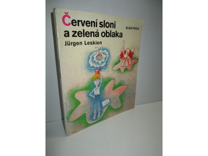 Červení sloni a zelená oblaka