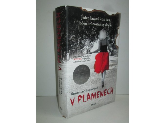 V plamenech