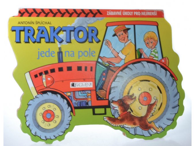 Traktor jede na pole