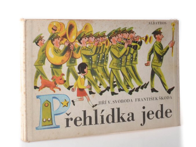 Přehlídka jede