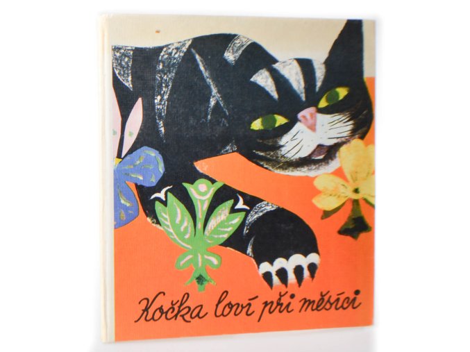 Kočka loví při měsíci