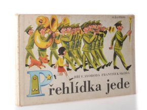 Přehlídka jede
