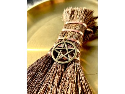 Oltárna metla s pentaklom