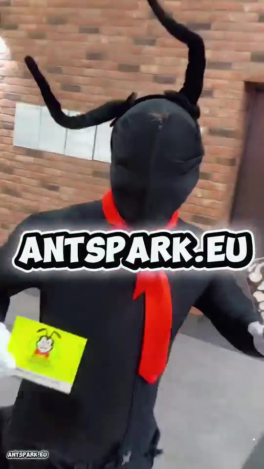 Mravenec AntsPark v kostýmu v obchodním centru