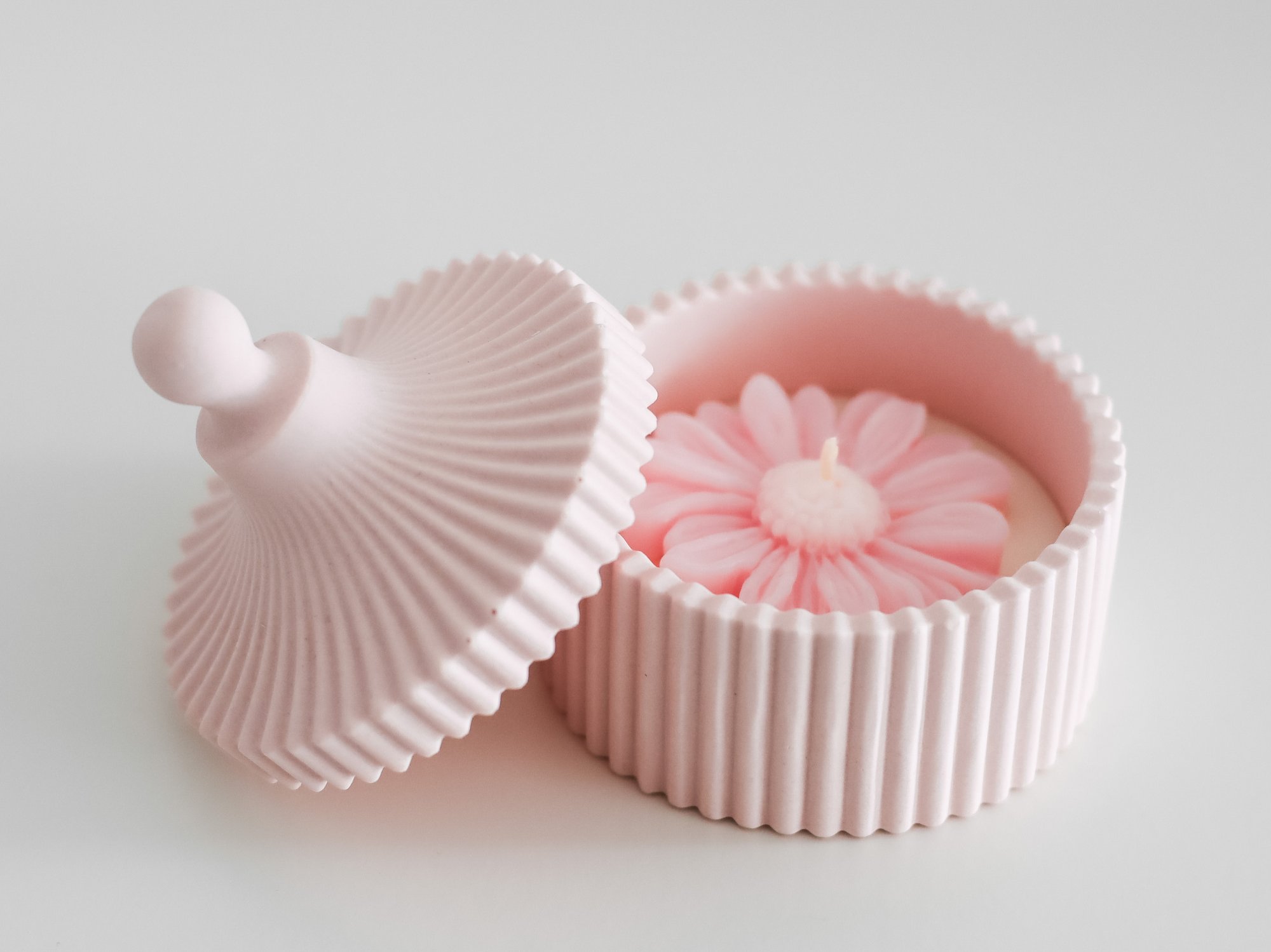 Jarní tvoření s dětmi: Vyrobte si veselou svíčku z jesmonitu a sójového vosku