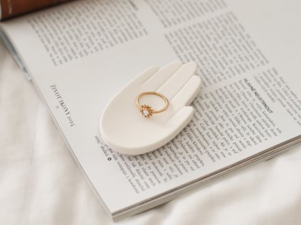 Minimalistický tácek na šperky - Ruka