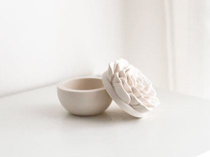 ŠPERKOVNICE S KVĚTINOVÝM VÍKEM