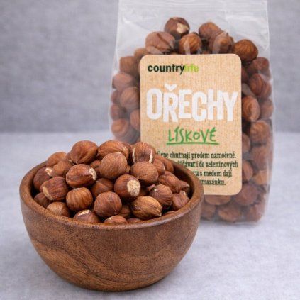 lískové oříšky v misce