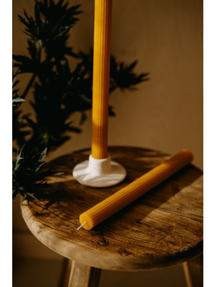 Vysoká svíčka pilíř ze včelího medového vosku od včel