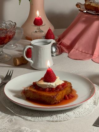 Když je venku šedo, pomáhá trochu růžové, trochu jahod a pár zapálených svíček. Strawberry candle collection 🍓🎂 v podání...