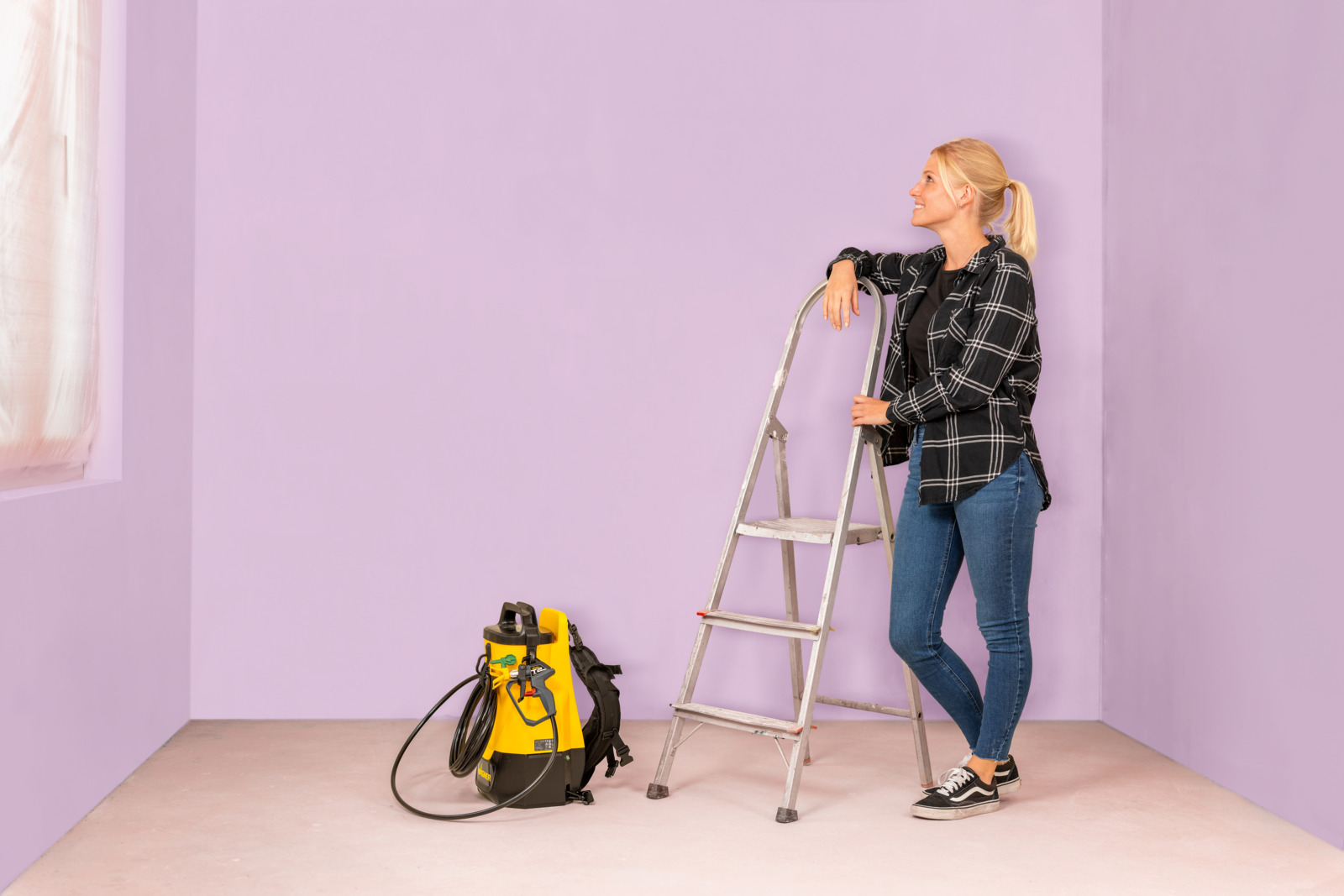 Zapomeňte na váleček! Tohle je nejrychlejší způsob, jak vymalovat celý byt jako profík