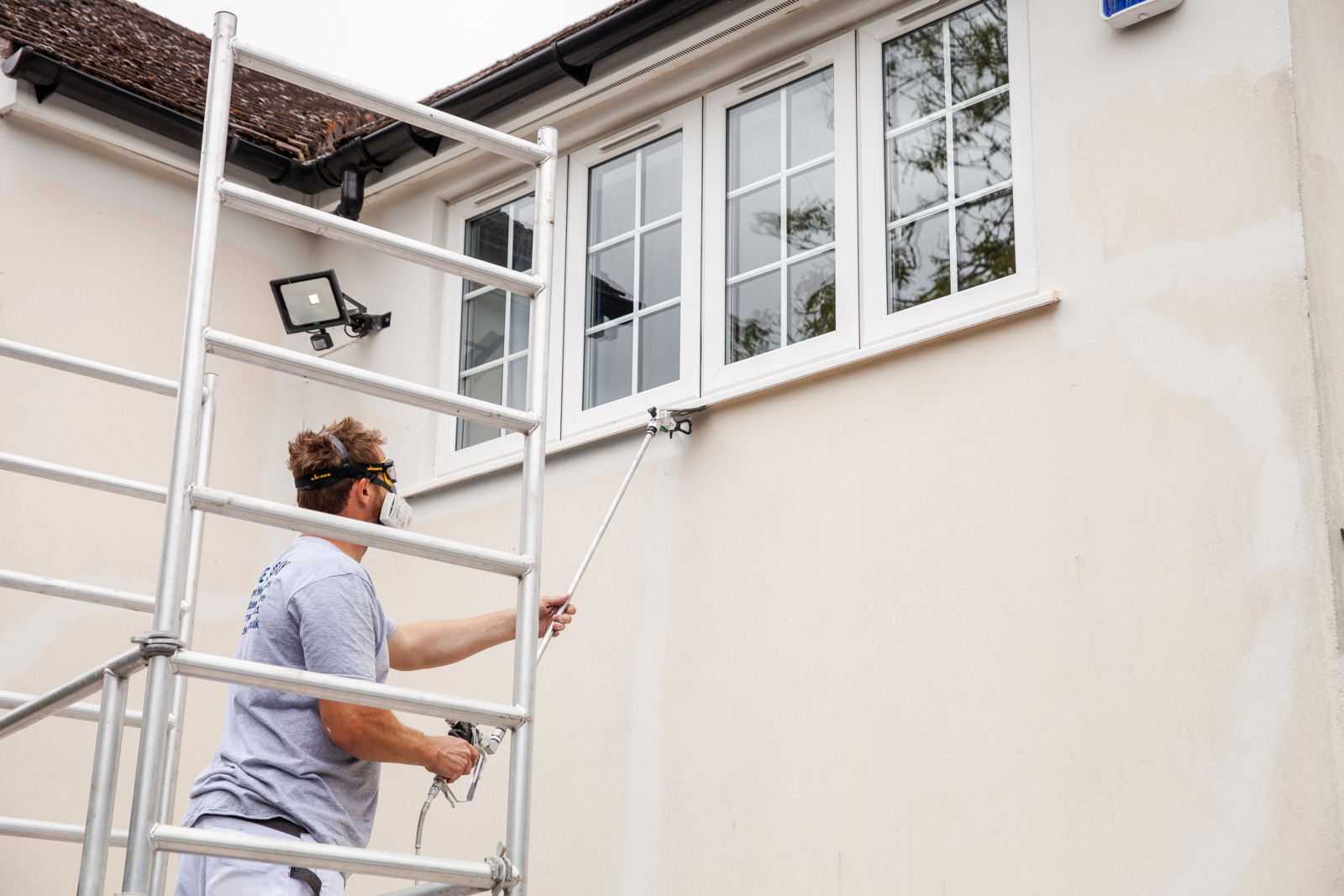 Už žádný váleček! Jak nastříkat fasádu domu jako profík s revoluční HEA technologií – i když to děláš poprvé
