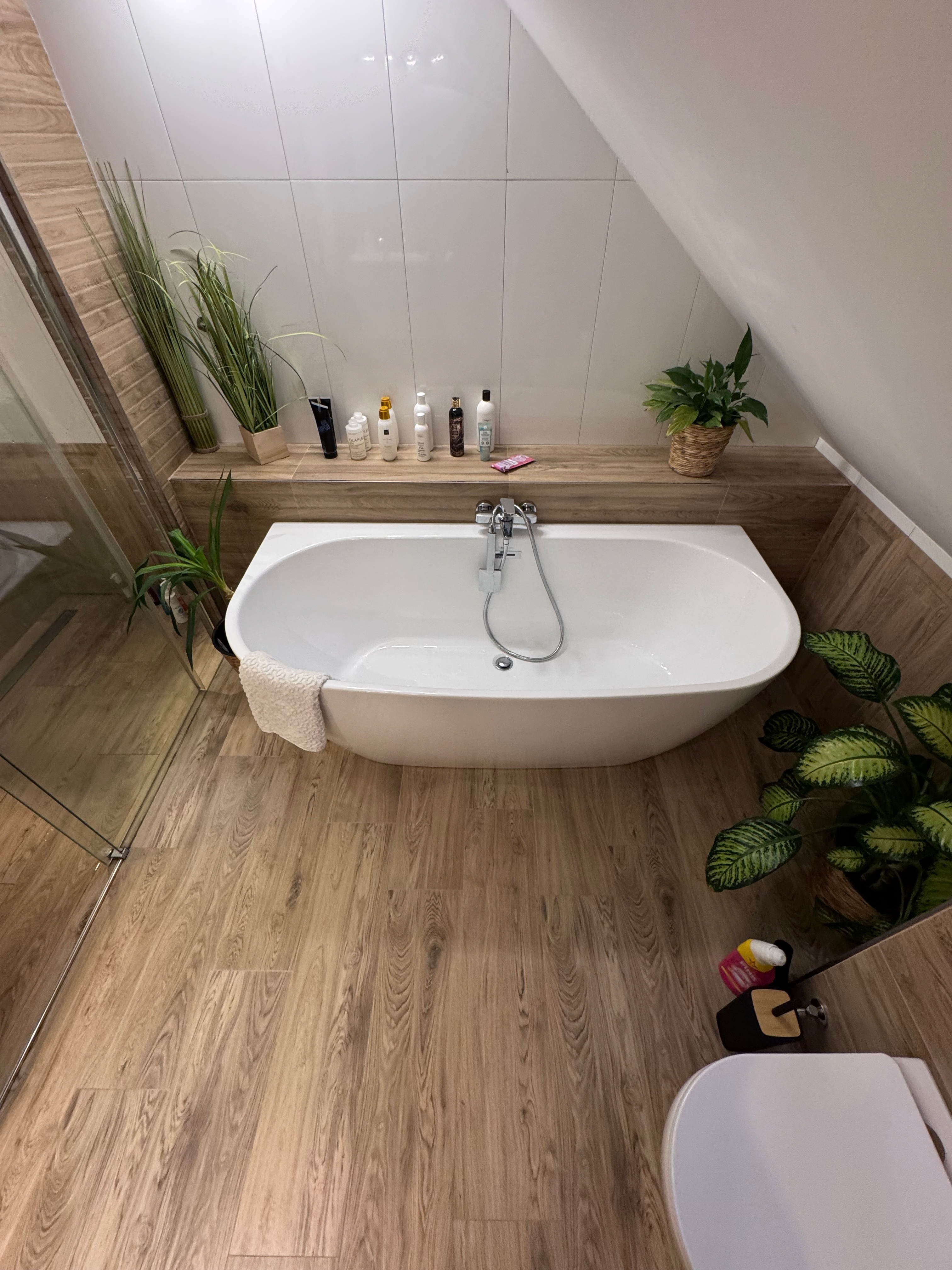 Hotová koupelna od Aplomo – kombinace vybavení v praxi