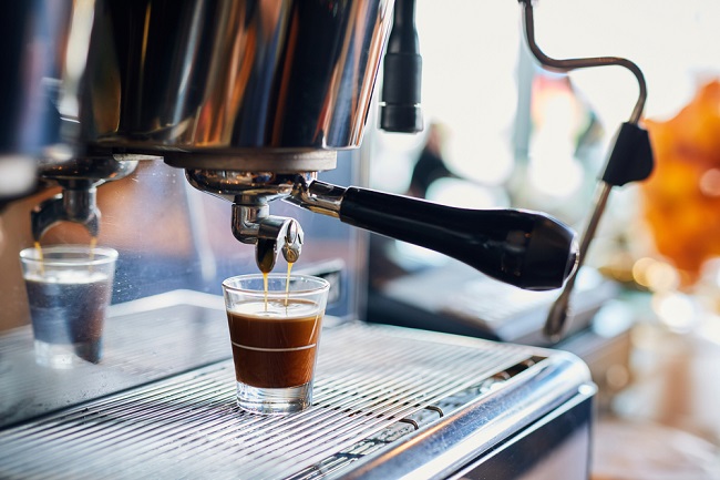 Konec „turka“ v Čechách: Velký přehled kávových kurzů po celé ČR