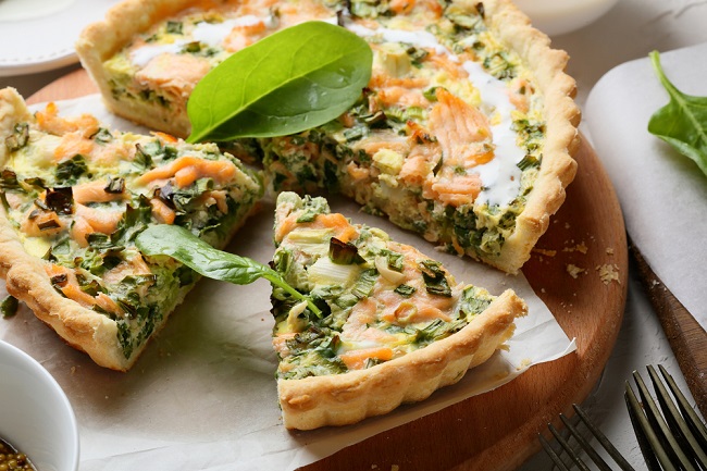 Quiche s lososem a zeleninou připravený pomocí funkce Crisp mikrovlnek Whirlpool