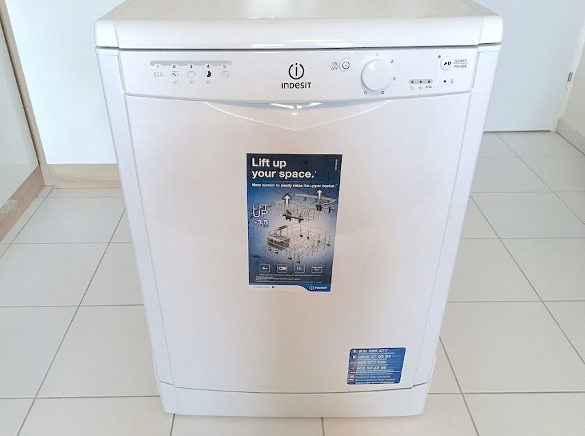 Recenze myčky Indesit DFG 15B10: V čem boduje a kde je nižší cena znát?