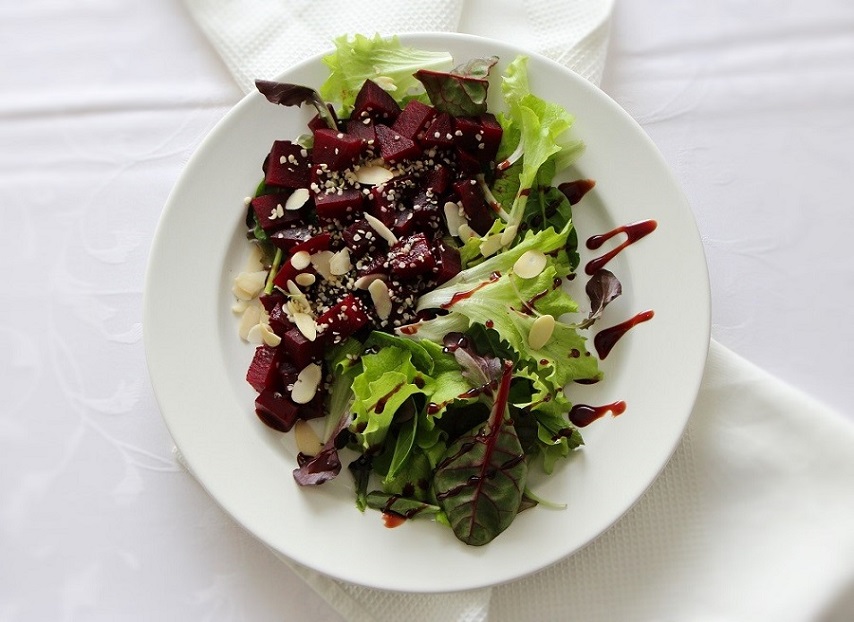 Recept: Vitaminový salát s červenou řepou a mandlemi