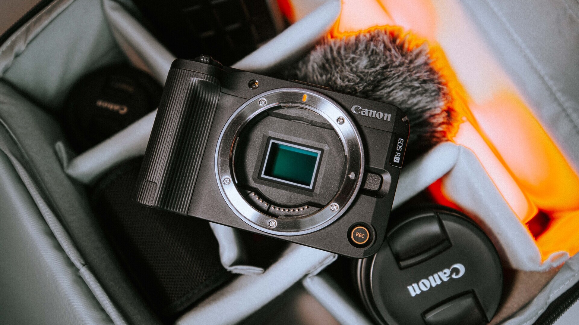 Predstavujeme ti Canon EOS R50 V, PowerShot V1 a RF-S 14-40 mm