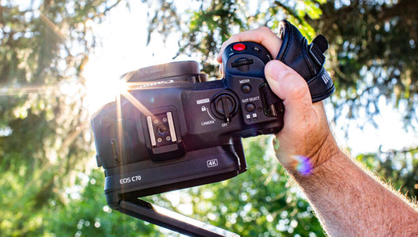 Kamera Canon EOS C70 v rukách Sony kameramana