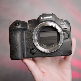 Ako sa ti páči včera predstavená novinka Canon EOS R6 Mark III?🤩 . . . #canon #mirrorlens #canoneosr6 #slovenskyfotograf...