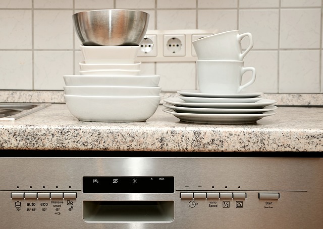 Myčka nebo ruční mytí nádobí – co se vyplatí víc?