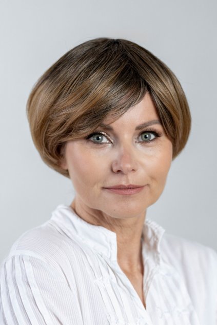 krátká hnědá dámská paruka Lucia15