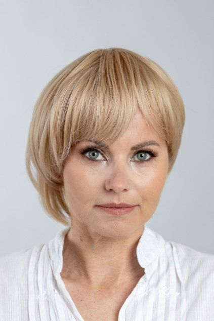 krátka blond dámska paruka Sofia4
