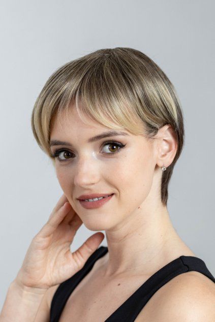 krátka blond dámska paruka Sofia15
