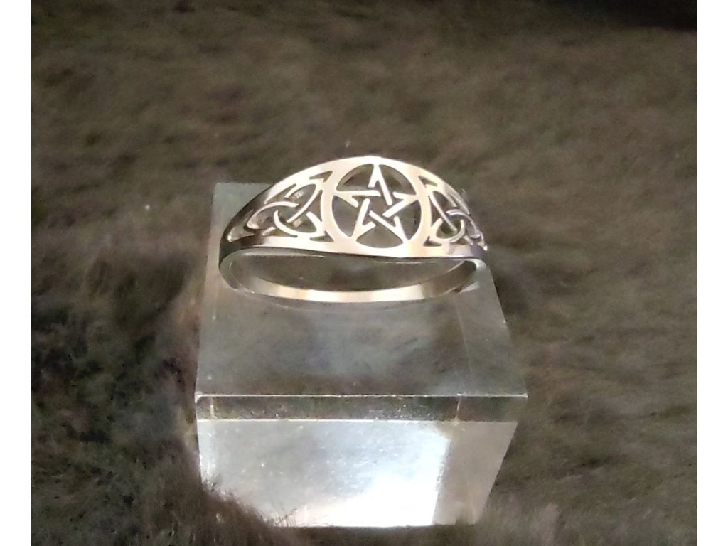 Prsten s pentagramem a ornamenty