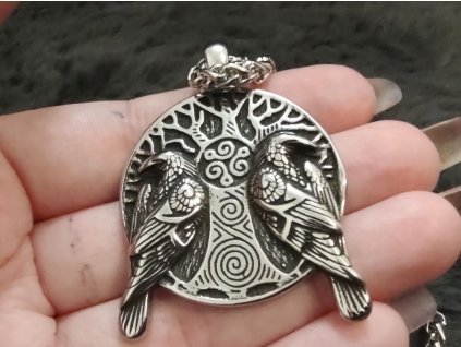 Kulatý amulet se Stromem života a Ódinovými havrany