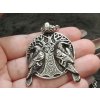 Kulatý amulet se Stromem života a Ódinovými havrany