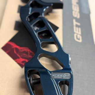 Nové madlo se standardními zámky ILF, Hoyt Xceed 2 v barvě black on blue je již skladem a u nás k prohlédnut.