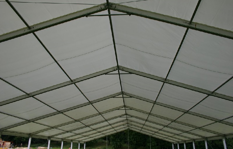 Kdy se vám vyplatí koupě a kdy pronájem mobilních skladových hal