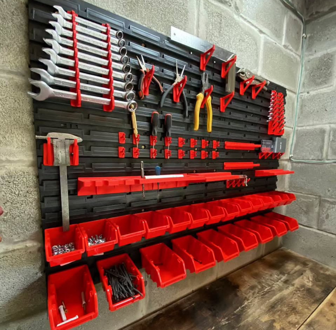 Ako si zorganizovať garáž alebo dielňu? Plastové úložné boxy a nástenné organizéry sú riešenie