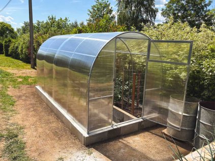 zahradni sklenik legi tomato