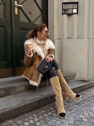 Chanel kabelka, Chanel kozačky a Dior bunda s beránkem – zimní luxus v té nejstylovější podobě✨ Najdete právě teď na našem...