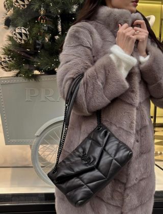 V mrazivých dnech nic nezahřeje tak jako kvalitní materiály. 🩶❄️ V nabídce máme teď krásné norkové kožichy, luxusní bundy...