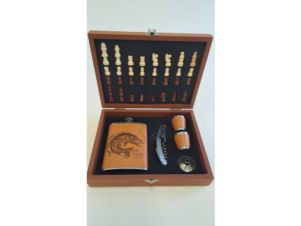 souprava na alkohol s rybou a šachovnicí