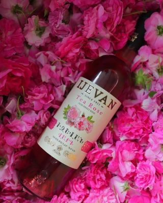 IJEVAN TEA ROSE - Čajová Růže, polosladké bílé víno 13,5% 0,75L Jedinečné polosladké víno z čajové růže rostoucí v...