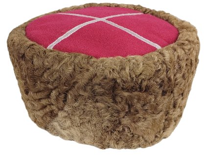 Čepice zimní Papakha z hnědé kožešiny s červeným vrškem