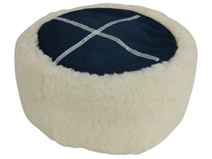 Čepice zimní Papakha z bílé kožešiny s modrým vrškem