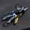 Klíčenka kožená organizér s karabinou multitool TRUE UTILITY® Keysshackle+Tool